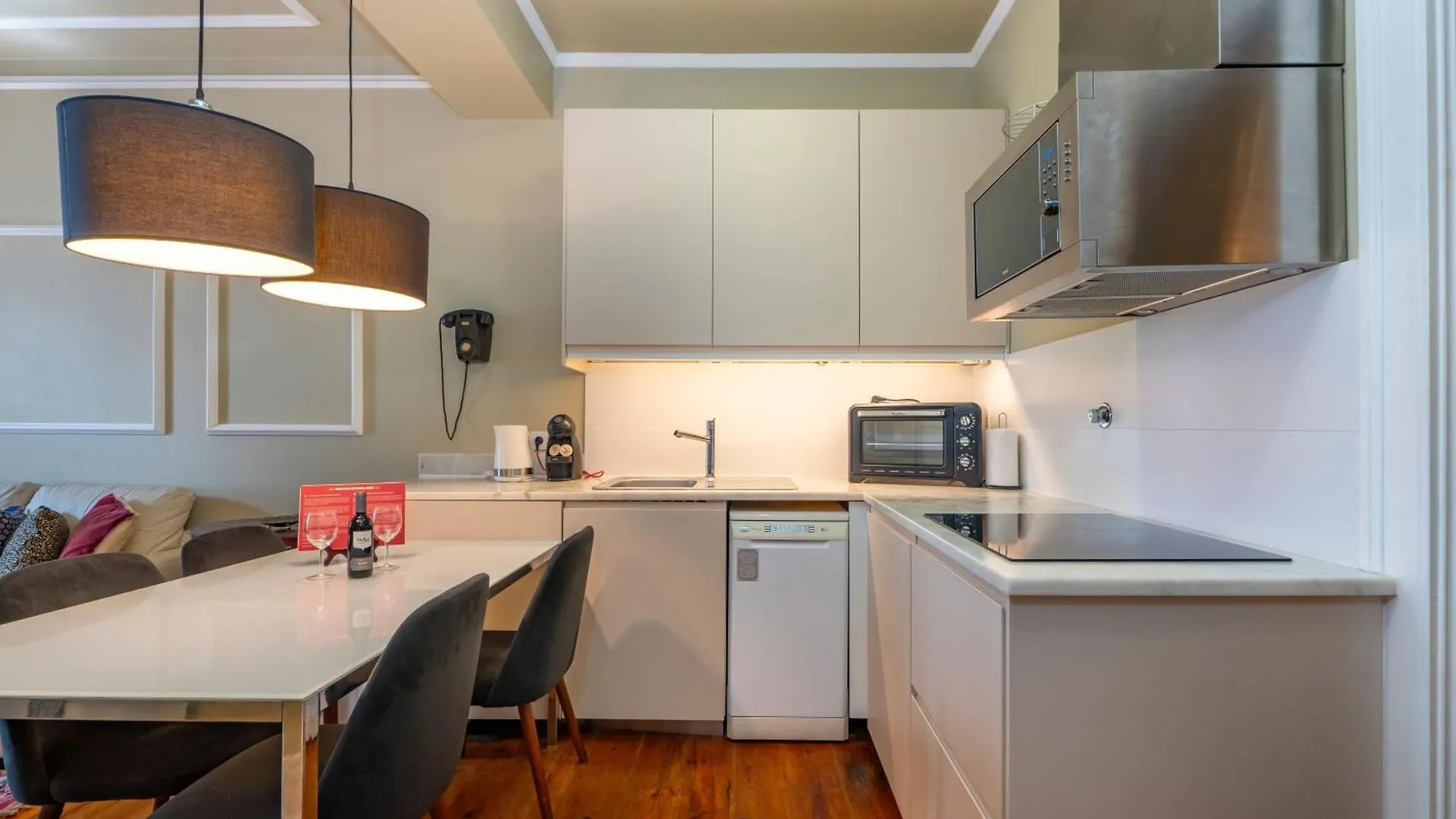 Eine Mischung Aus Altem Wort Und Modernem Charme In Lissabon Apartment