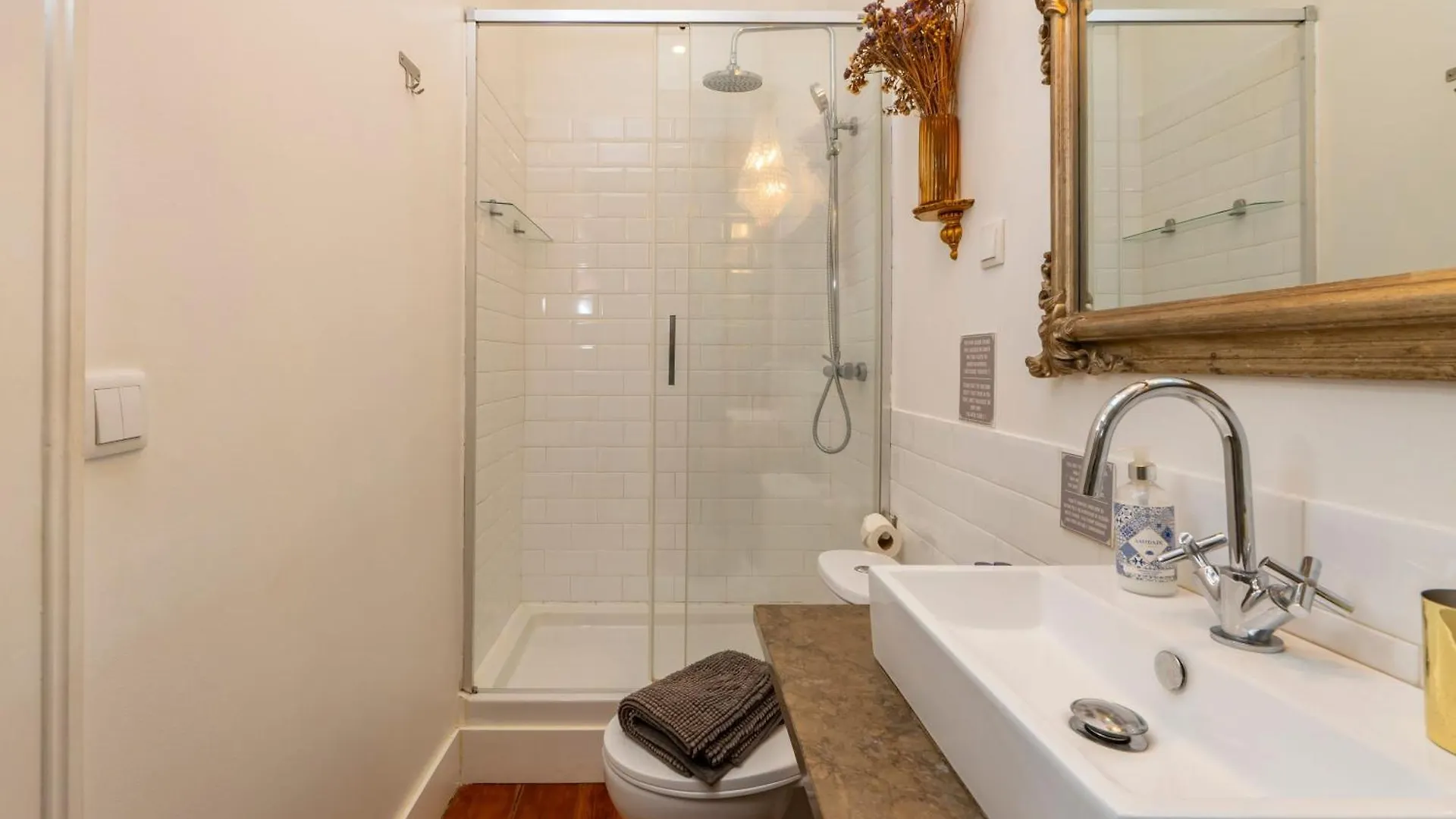 Eine Mischung Aus Altem Wort Und Modernem Charme In Lissabon Apartment