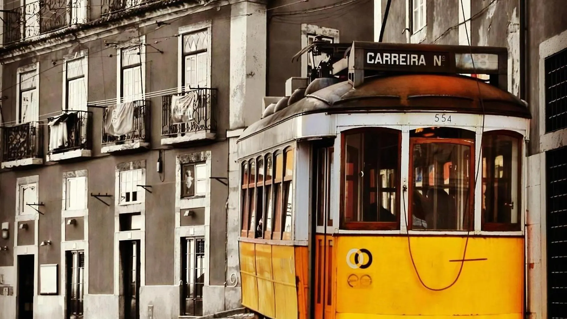 Eine Mischung Aus Altem Wort Und Modernem Charme In Lissabon Apartment
